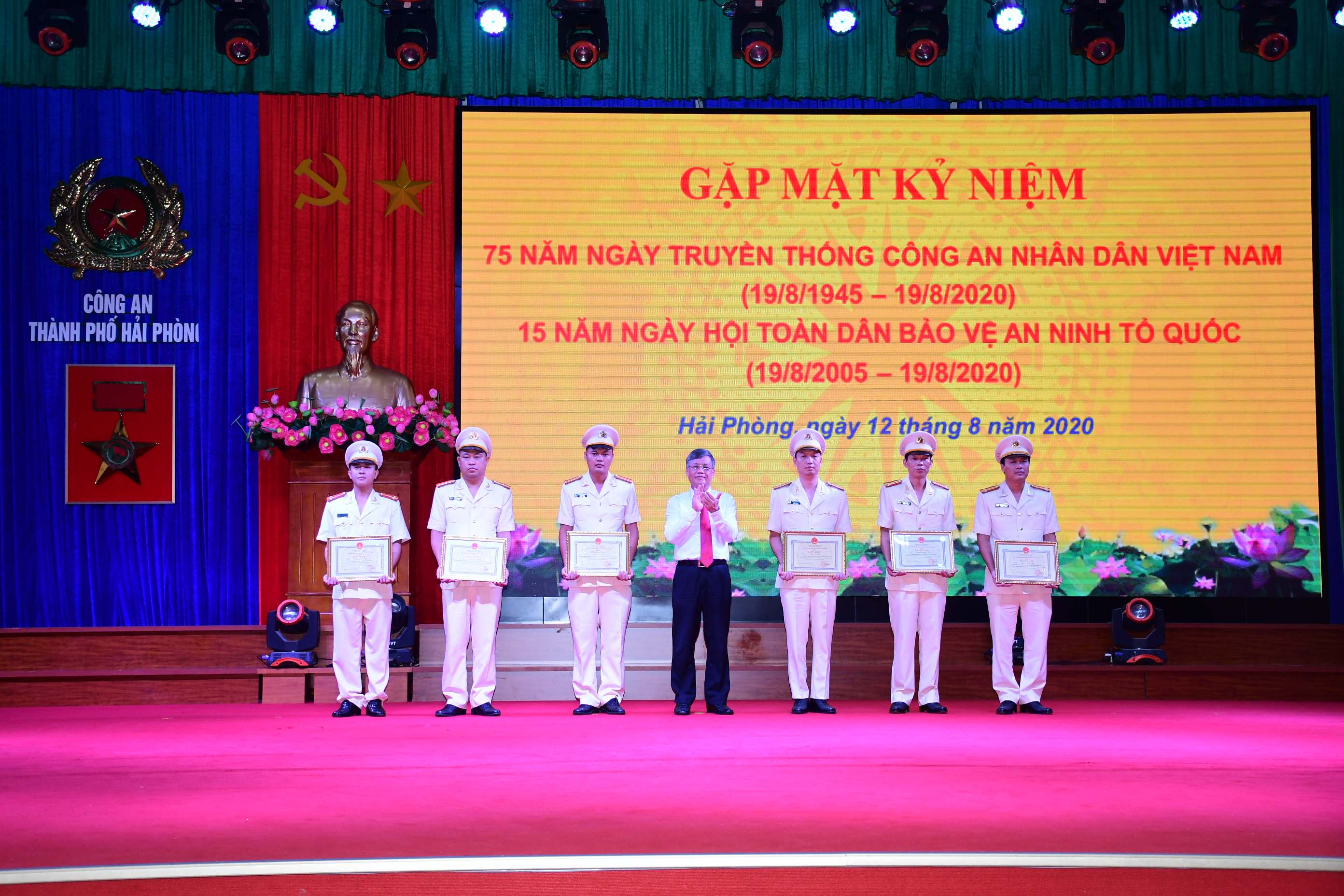 Phó chủ tịch thường trực UBND TP Nguyễn Xuân Bình trao bằng khen của Chủ tịch UBND TP tặng các cá nhân